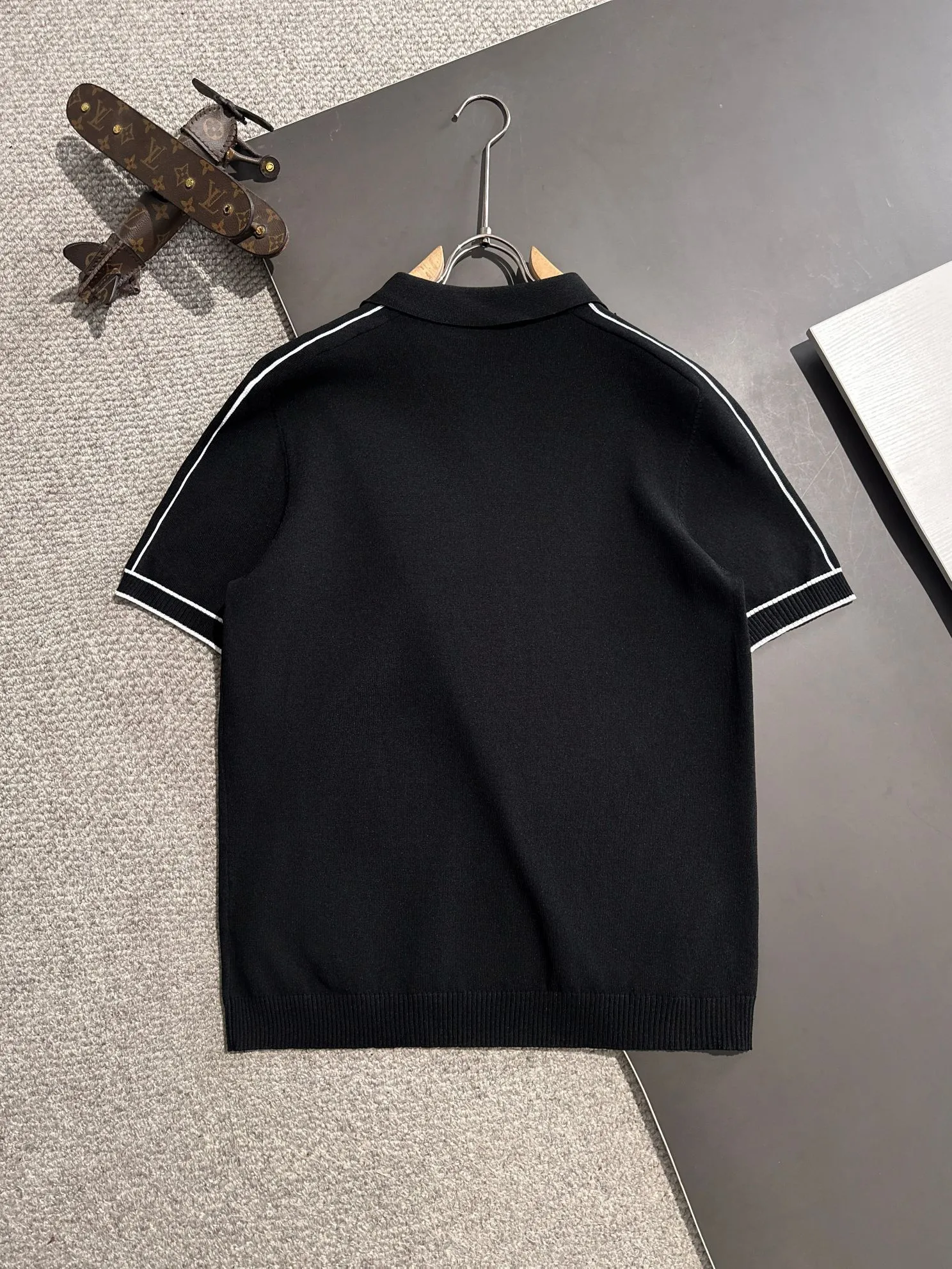 🅿️320 shipped next day, high quality Stone Island 2025 spring and summer new men's lapel short-sleeved T-shirt. Made of combed cotton yarn knitted cotton fabric, pure cotton high-weight special yarn, it feels full when weighed, and the upper body is more textured than ordinary T-shirts. This texture can cope with the weather easily and is suitable for both hot and cold! The pattern on the chest adopts three-dimensional embroidery technology, and is perfectly produced stitch by stitch with reference to the original version! Loose fit design, looks noble. Size: M to XXXL